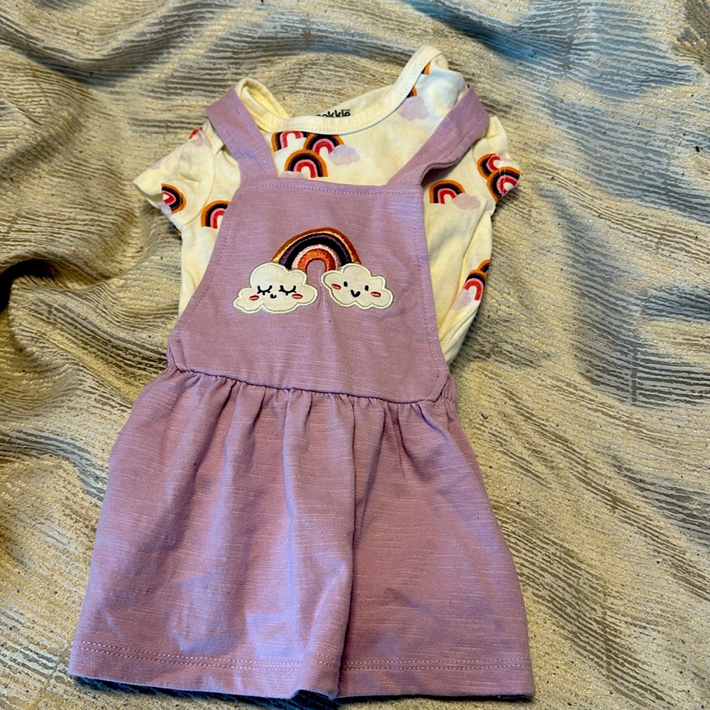Worn a couple of times
Size:3months